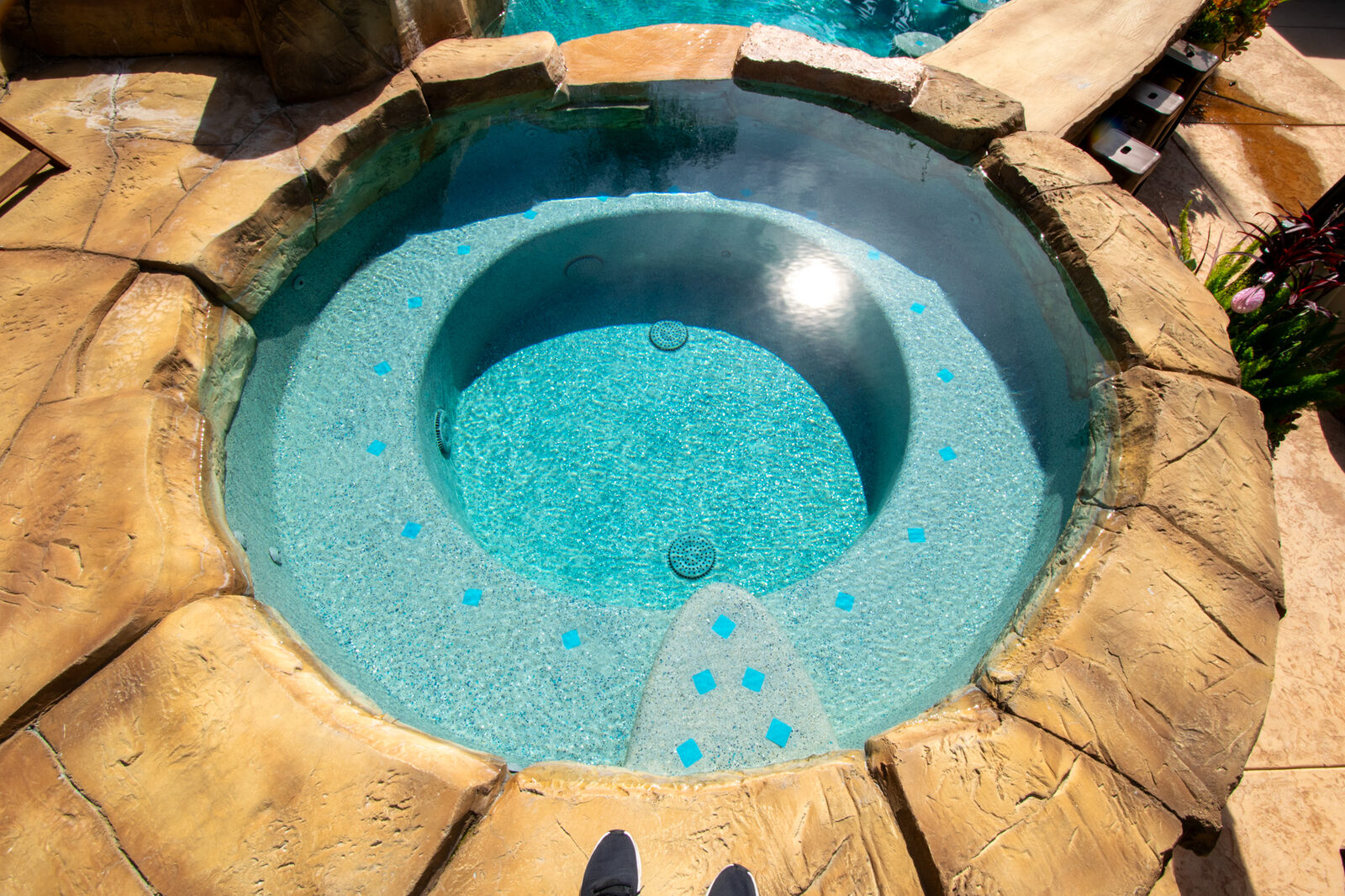 Custom pool by Oasis Pool Builders