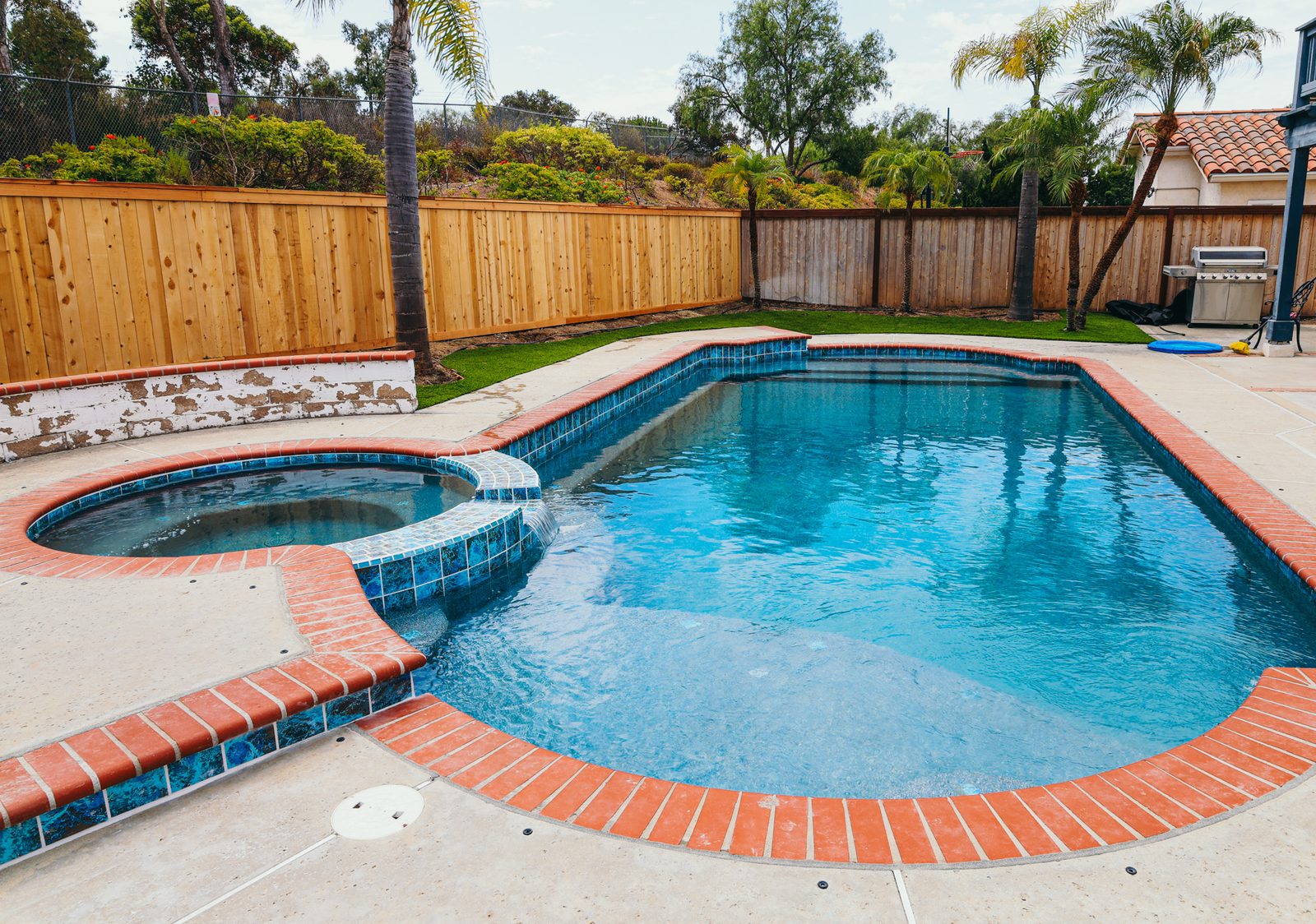 Custom pool by Oasis Pool Builders, Oceanside