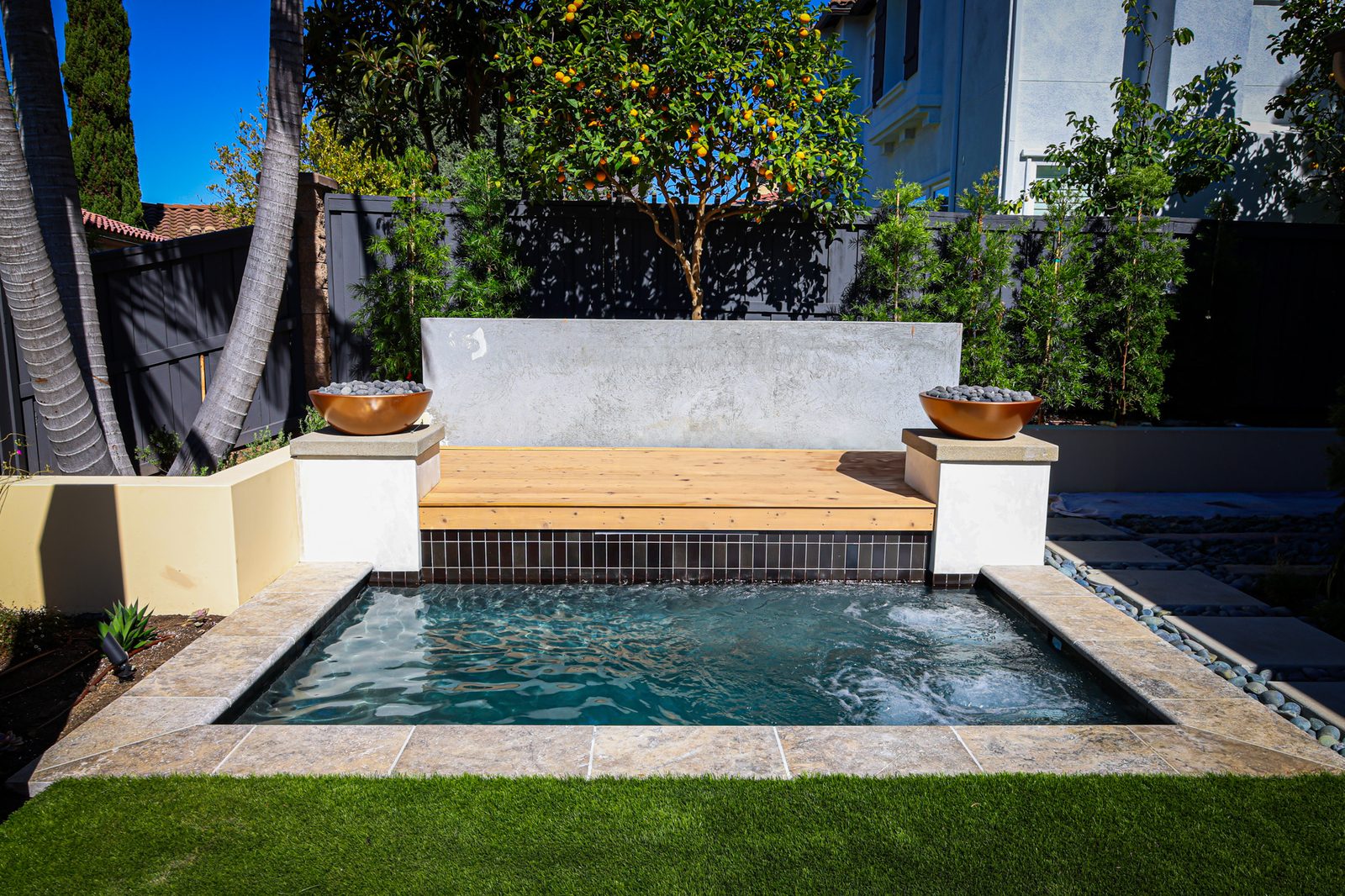 Modern pool and spa by Oasis Pool Builders, Carlsbad